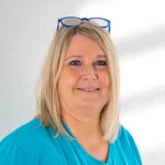 Petra Schmider teilt ihre persönliche Geschichte und erklärt, warum die Arbeit als Betreuungskraft bei Adamo für sie mehr als nur ein Beruf ist. Ihre Erfahrungen aus der Pflege ihrer Mutter haben ihr gezeigt, wie wichtig es ist, Senioren mit Liebe und Aufmerksamkeit zu begleiten.